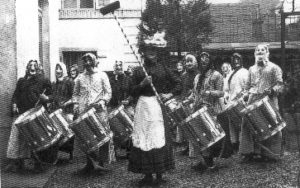 Der Tambourenverein Luzern am Güdismontag 1913 – bereits damals voll maskiert